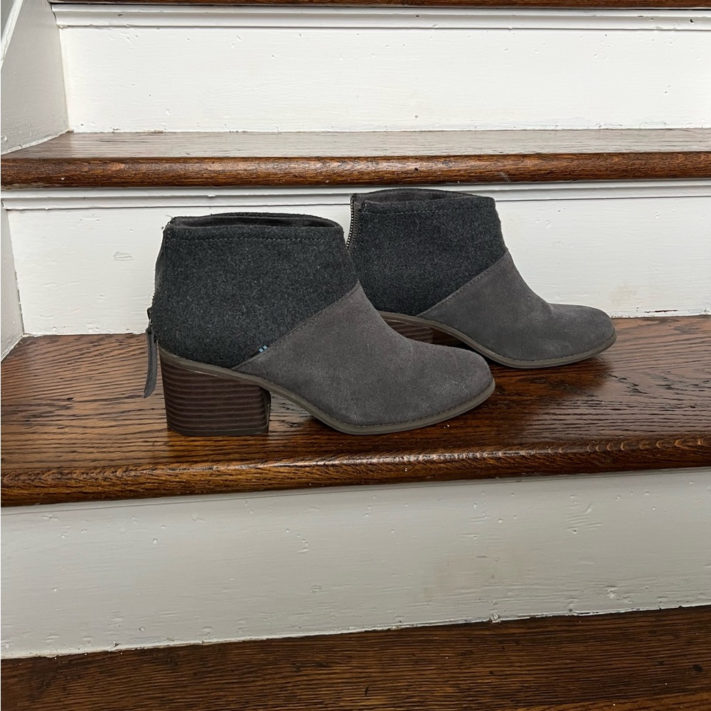TOMS Lacy Ankle Boot Size 9 Medium LIKE NEW